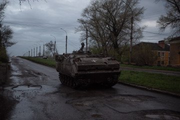 Ukrainian Forces Destroy Russian-Captured American M113 Armored Vehicle in Combat Near Kotlyne, Video Ukrainian Forces Destroy Russian-Captured American M113 Armored Vehicle in Combat Near Kotlyne, Video