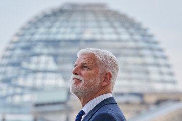 Petr Pavel, President of the Czech Republic, stands on the terrace of the Chancellery against the backdrop of the Reichstag dome during his visit with Chancellor Merz. (Source: Getty Images) Petr Pavel, President of the Czech Republic, stands on the terrace of the Chancellery against the backdrop of the Reichstag dome during his visit with Chancellor Merz. (Source: Getty Images)