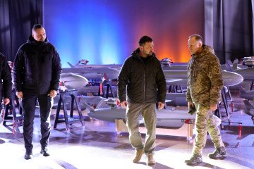 Presidential Advisor for Strategic Affairs Oleksandr Kamyshin, President of Ukraine Volodymyr Zelenskyy, and Commander-in-Chief of the Armed Forces of Ukraine Oleksandr Syrskyi. (Source: Getty Images)