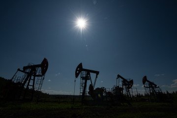 Oil Slips as US Security Guarantees for Kyiv Boost Hopes of Russian Supply Return Oil Slips as US Security Guarantees for Kyiv Boost Hopes of Russian Supply Return