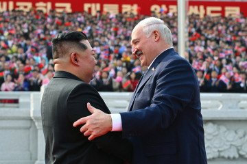 Alexander Lukashenko and Kim Jong Un greet each other during an official ceremony in Pyongyang. (Source: press service of the Belarusian leader)