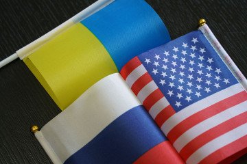 The flags of Russia, the United States and Ukraine. (Source: Getty Images)