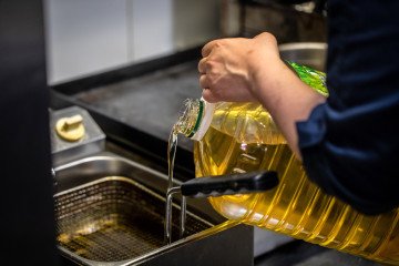 A chef pours sunflower oil into a fryer at a restaurant in the Molins de Rei district of Barcelona, Spain, on April 26, 2022. Illustartive image. (Photo: Getty Images)