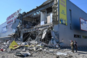 People look at a supermarket partially destroyed by a missile attack on the southeastern outskirts of the Ukrainian city of Kharkiv on June 8, 2022. Illustrative photo. (Source: Getty Images) People look at a supermarket partially destroyed by a missile attack on the southeastern outskirts of the Ukrainian city of Kharkiv on June 8, 2022. Illustrative photo. (Source: Getty Images)