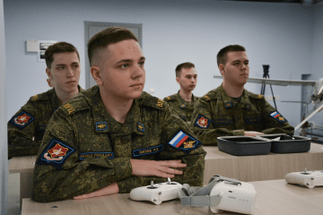 Students attend a Russian military drone operator training course with FPV goggles and remote controllers at a military training center. (Photo: open source) Students attend a Russian military drone operator training course with FPV goggles and remote controllers at a military training center. (Photo: open source)
