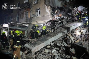 Russian Strike on Odesa Kills One, Injures 23 Including Children and a Pregnant Woman Rescue workers clear debris at the site of a residential building hit during a Russian overnight attack on Odesa, January 27. (Photo: State Emergency Service of Ukraine in Odesa region)