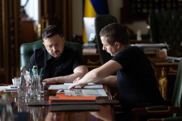 Ukrainian President Volodymyr Zelenskyy reviews intercepted internal Russian documents during a briefing with Foreign Intelligence Service chief Oleh Luhovskyi. (Source: Zelenskyy)