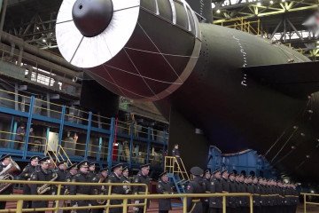 Oficiales de la Armada rusa posan frente al submarino nuclear *Khabarovsk* durante su ceremonia de botadura en el astillero Sevmash de Severodvinsk, cerca de la frontera con Finlandia. (Fuente: Ministerio de Defensa de Rusia)