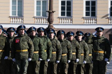 Military personnel from the Aerospace Forces in field uniforms march across Palace Square during the first rehearsal for the 81st Victory Day Parade. Illustrative photo. (Source: Getty Images) Military personnel from the Aerospace Forces in field uniforms march across Palace Square during the first rehearsal for the 81st Victory Day Parade. Illustrative photo. (Source: Getty Images)