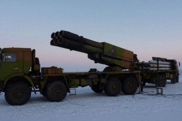 Primera versión del lanzacohetes múltiple ruso 9A52-4 Kama (predecesor del Sarma) durante las pruebas realizadas en 2010. (Fuente: Defense Express)