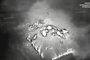 Imágenes térmicas difundidas por las Fuerzas de Operaciones Especiales de Ucrania muestran las consecuencias de un ataque de precisión contra un depósito de drones ruso en el aeropuerto de Donetsk.