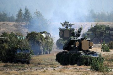 Belarus' OSA-AKM and S-300 air defense systems move to firing positions during the joint Russian-Belarusian military exercises Zapad-2017 near the village of Volka, 200km southwest of Minsk, on September 19, 2017. (Source: Getty Images)
