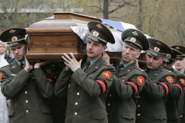 Russian servicemen carry a coffin during a military funeral. (Photo: open source) Russian servicemen carry a coffin during a military funeral. (Photo: open source)