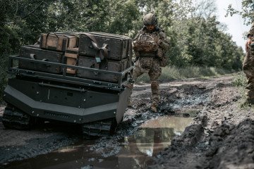 Un robot terrestre GEREON de ARX Robotics realizando una simulación de evacuación de heridos en un terreno embarrado del frente ucraniano.