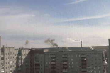 Smoke rises over an industrial area in Ukhta, Russia’s Komi Republic, following a reported Ukrainian drone strike on the Lukoil-Ukhtaneftepererabotka oil refinery. (Source: Exilenova+)