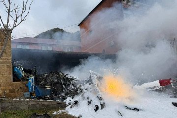 Equipos de rescate trabajan en el lugar donde un helicóptero Ka-226 se estrelló contra una casa en el asentamiento de Achi-Su, región de Daguestán, Rusia, el 7 de noviembre de 2025. (Fuente: Getty Images)