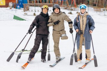 Veterans and instructors pose after training at the Bukovytsia ski complex. (Source: Department of Sports, Youth and Tourism of the Lviv Regional Military Administration)