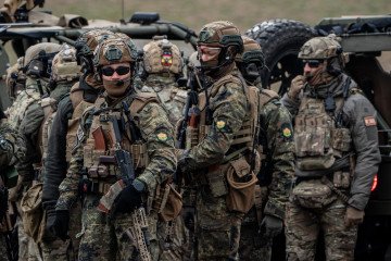 Emergency Paris Meeting: Europe Considers Sending 30,000 Troops to Ukraine