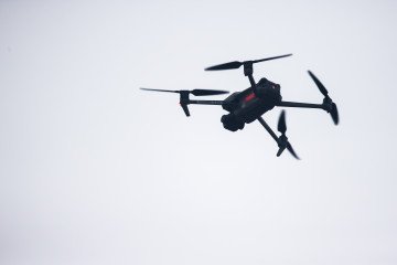 Poland Launches Military Investigation After Unknown Drone Falls on Army Unit Grounds A flying drone is seen during military celebrations featuring the Command of the 2nd Polish Corps in Krakow, Poland on September 13th, 2025. Illustrative image. (Photo: Getty Images)