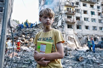 Rusia se jacta de atacar instalaciones militares en Ucrania, mientras que en realidad mata al menos a 16 civiles e hiere a 130