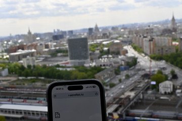 A mobile phone screen, showing problems in accessing mobile internet, is seen as mobile operators' services are being disrupted across Moscow, on May 7, 2025. (Source: Getty Images)