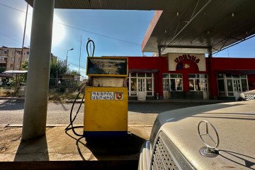 A car stands in front of a gas pump at a closed gas station. Illustrative image. (Source: Getty Images)