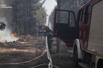 Densas columnas de humo y llamas consumiendo una vasta extensión de bosque dentro de la Zona de Exclusión de Chornobyl, provocado por el impacto de drones rusos.