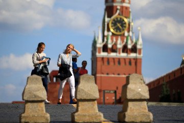 “Extremely Unsuccessful”: Russians’ Rating of War Hits Historic Low Russian people walk at the Red Square, in Moscow, Russia. (Source Getty Images)