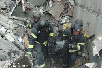 Un ataque aéreo ruso en Kostiantynivka mata a una mujer y hiere a 14 en un ataque a un edificio de nueve plantas