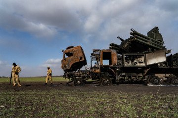 Ukrainian service members inspect a damaged Russian multiple rocket launcher on the outskirts of Bashtanka in Mykolaiv region, Ukraine, on March 27, 2022, following heavy fighting during Russia’s advance toward Mykolaiv. (Source: Getty Images)