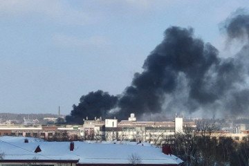 Smoke rises above the Elektrovypremitel-ZSP plant in Saransk, Russia, as a fire burns at the industrial facility on February 21, 2026. (Source: Saransk Proisshestviya)