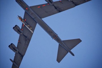 Presuntamente, un misil de crucero AGM-181A LRSO está montado bajo un bombardero estratégico B-52H. (Fuente: @lookunderocks, Instagram)