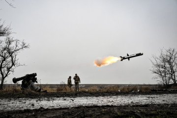 Ukrainian soldiers from the 65th Separate Mechanised Brigade train with a Javelin anti‑tank missile during a live‑fire exercise following simulator practice in Ukraine, January 7, 2026. (Photo: Getty Images)