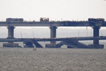 Workers restore the railway tracks on the Kerch bridge that links Crimea to Russia, near Kerch, on October 9, 2022. Illustratie photo. (Source: Getty Images)