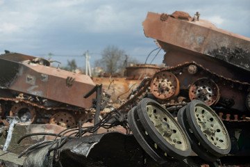 Fotografía de un cementerio de vehículos blindados y equipos militares rusos destruidos. Resumen de la guerra en Ucrania hoy y las pérdidas logísticas masivas de Moscú tras la ruptura del alto el fuego.