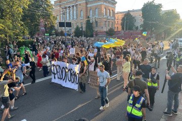 Mass Marches Across Ukraine Enter Day 16 as Protesters Demand Fedorov’s Return A protest rally is underway in Kyiv in support of Mykhailo Fedorov, who was dismissed from his post as Minister of Defense of Ukraine. (Photo: DW)