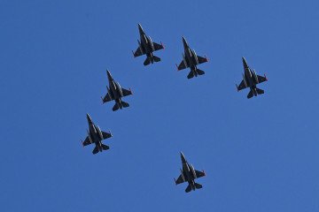 F-16 Fighting Falcon jets overfly the 9 de Julio avenue in Buenos Aires. (Source: Getty Images)