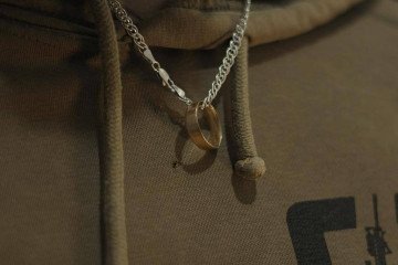 Un anillo de boda detuvo la metralla y salvó la vida de un soldado ucraniano en el frente de Kursk soldados ucranianos ucrania ucrania guerra guerra ucrania rusia rusia news rusia noticias noticias con imágenes zona de guerra campo de batalla