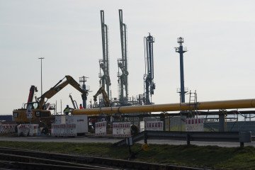 Workers assemble gas pipelines for the planned LNG liquefied natural gas floating terminal. Illustrative photo. (Source: Getty Images)
