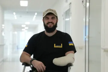 A Ukrainian defender at the UNBROKEN Center in Lviv continues his rehabilitation after surviving a severe frontline injury. (Source: First Medical Association)