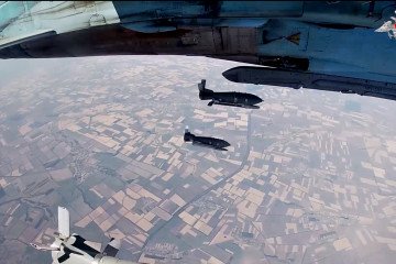 A Russian Su-34 fighter jet dropping FAB-500 bombs against Ukrainian positions. (Source: Getty Images)