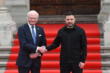 Ukraine’s President Volodymyr Zelenskyy (R) greets Sweden’s King Carl XVI Gustaf (L) before their talks in Lviv on April 17, 2026. (Source: Getty Images)