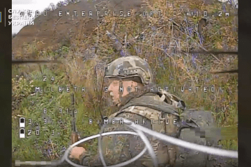 Soldado ruso instantes antes de ser alcanzado por un ataque con dron ucraniano cerca de Pokrovsk, imagen captada por la cámara a bordo del dron. (Fuente: Servicio de Seguridad de Ucrania)