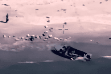 Un dron ucraniano Bayraktar TB2 destruye una lancha de asalto rusa en el mar Negro, vídeo twitter armada armada de rusia latest news in ukraine ucrania news ucrania hoy drones uav drones ucranianos bajas rusas en ucrania russian losses in ukraine