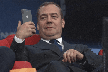 Dmitry Medvedev, deputy chairman of Russia’s Security Council and former Russian president, holds an iPhone during a sporting event on July 15, 2018. (Photo: open source) Dmitry Medvedev, deputy chairman of Russia’s Security Council and former Russian president, holds an iPhone during a sporting event on July 15, 2018. (Photo: open source)