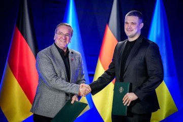 Boris Pistorius, Federal Minister of Defense, and Mykhailo Fedorov, Minister of Defense of Ukraine, shake hands after signing a memorandum of understanding. (Source: Getty Images)