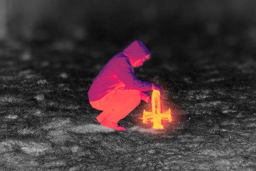 Thermal image showing an operator preparing a drone system during field deployment, highlighting heat signatures against a cold environment. (Source: UNITED24 Media/Oleksandr Manukians)