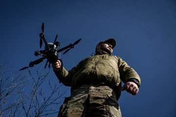 A Ukrainian Special Police fighter holds an FPV drone. (Source: Getty Images)