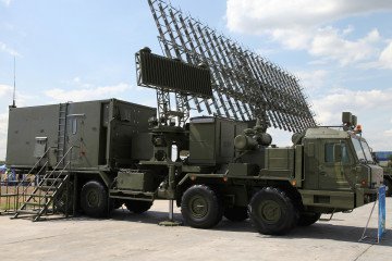 The 55Zh6M Nebo radar station control cabin with its own radar, seen against the backdrop of the meter-wave module’s antenna.