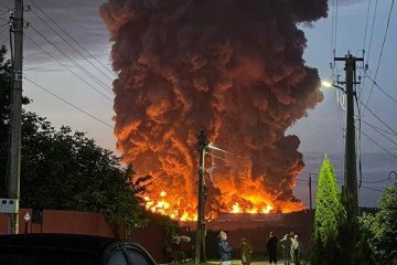 Massive fire engulfs the Wildberries logistics center in Aleksin, Tula region, following a Ukrainian drone strike on August 5, 2026. (Photo: Open source)